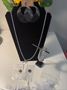 Silvertone stainless steel jewelry set plunder